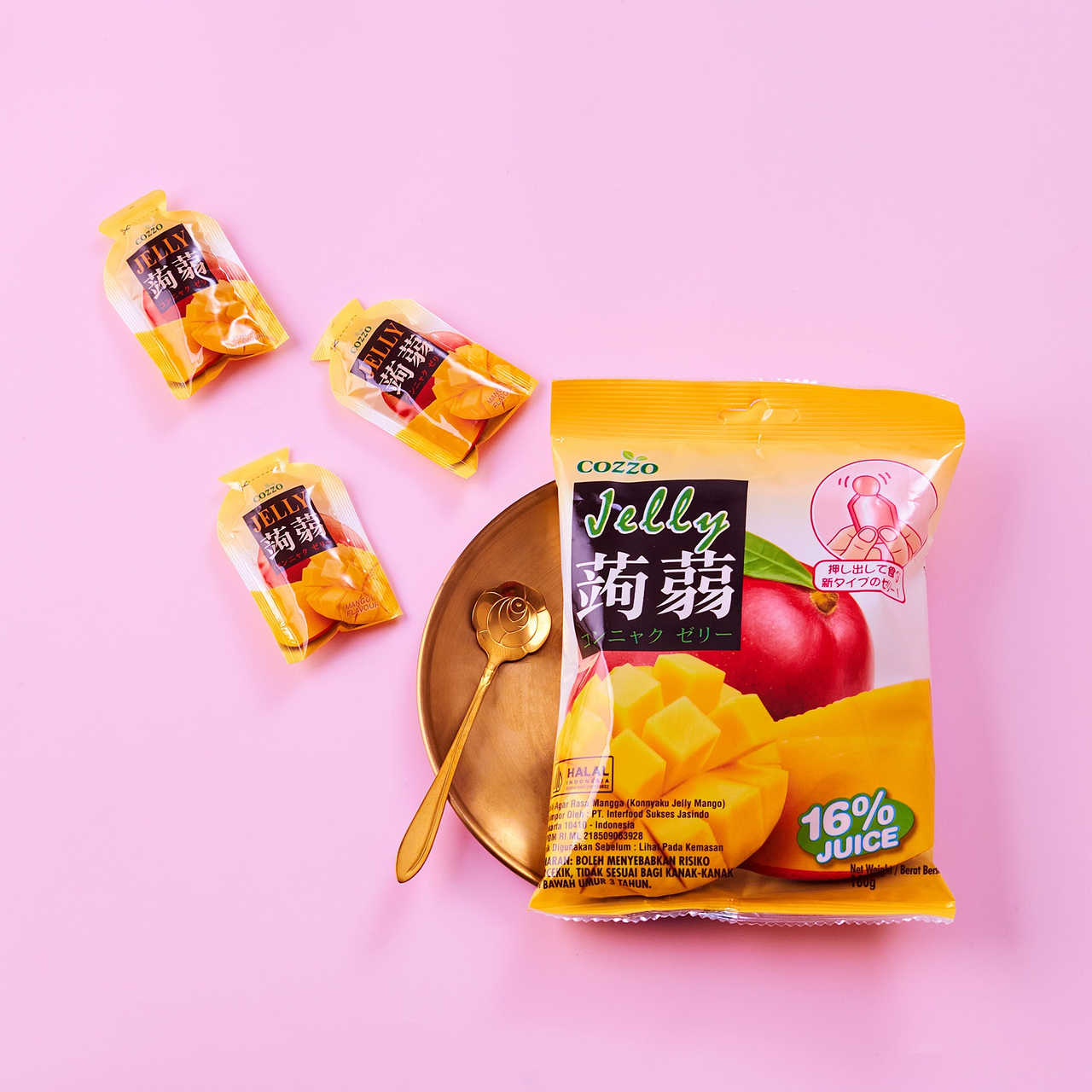 Diabetic friendly snacks styled flat lay of a Cozzo konnyaku jelly mango flavour pouch on a pink background, placed beside a gold plate and spoon, with three mini mango jelly pouches scattered above, showing the “16% juice” badge.

سناكات مناسبة لمرضى السكري — صورة مسطّحة لجيلي كوننياكو Cozzo بنكهة المانجو على خلفية وردية، بجانبه صحن وملعقة باللون الذهبي، ومعه ثلاث عبوات صغيرة مبعثرة بالأعلى، مع شارة “16% عصير”.