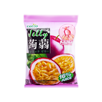 High fiber snack Cozzo konnyaku jelly passion fruit flavour pouch, purple packaging with two cut passion fruits and a “16% juice” badge, net weight 160g.

وجبة خفيفة عالية الألياف — كيس جيلي كونياكو Cozzo بنكهة الباشن فروت، تغليف بنفسجي مع حبتين باشن فروت مقطوعتين وشارة “16% عصير”، الوزن 160غ.