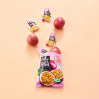 Gluten free snacks Cozzo konnyaku jelly passion fruit flavour pouch on a warm beige background, with several mini pouches scattered around and whole passion fruits placed nearby, showing the “16% juice” badge, 160g.

سناكات خالية من الغلوتين — كيس جيلي كوننياكو Cozzo بنكهة الباشن فروت على خلفية بيج دافئة، حوله عدة عبوات صغيرة وفواكه باشن فروت كاملة، مع شارة “16% عصير”، الوزن 160غ.